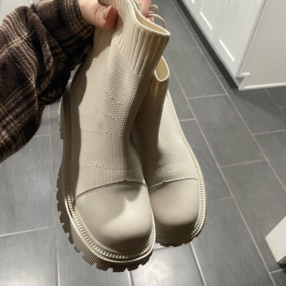 Womens winter boots -size 37 (6.5)